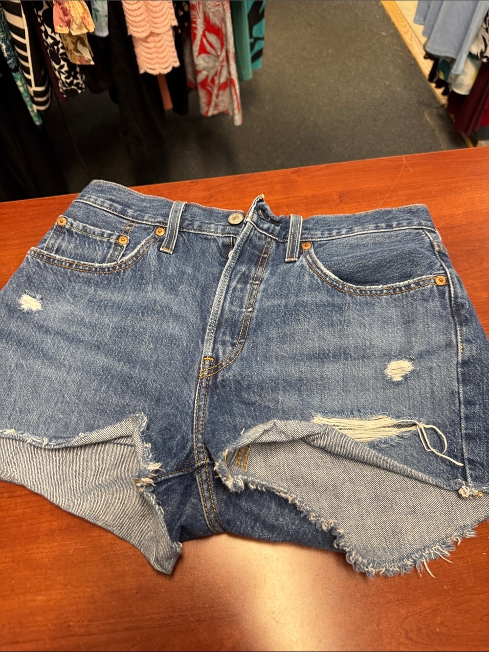 Levi Strauss 501 button fly shorts size 28 // 052223